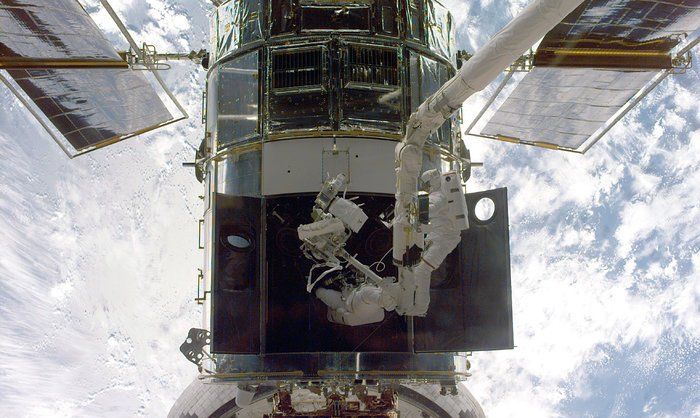 太空中的宇航员(维修哈勃望远镜图集)