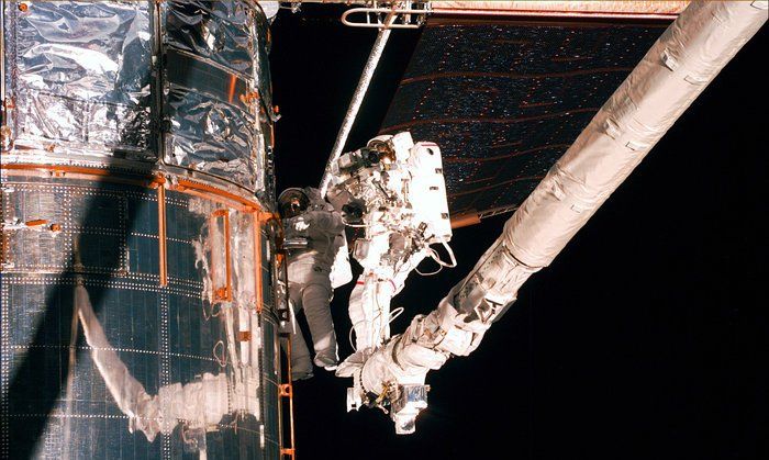 太空中的宇航员(维修哈勃望远镜图集)