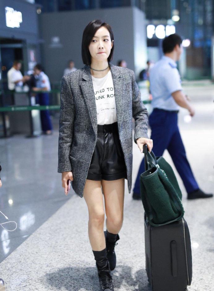 宋茜机场成秀场,灰色西装短皮裤大秀美腿,难掩霸气御姐气息