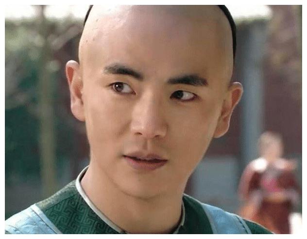 他是《甄嬛传》里的温太医,生活中娶了曹贵人,真实身份太强大