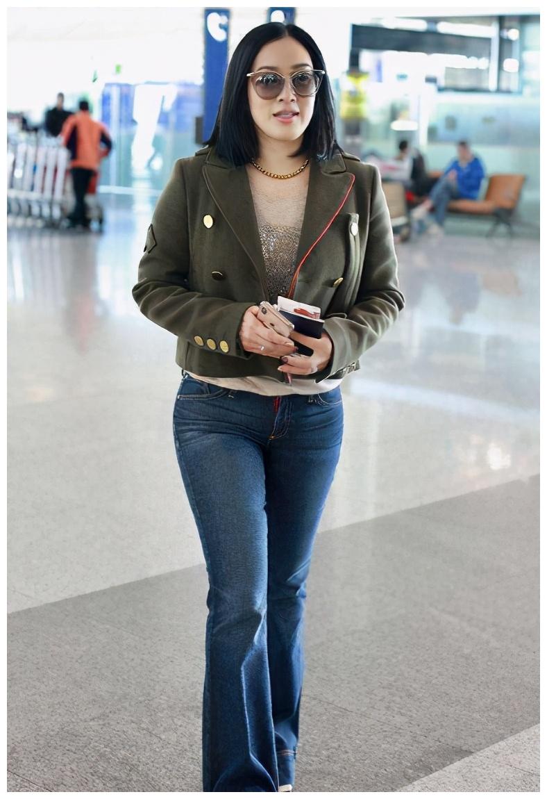 短款外套搭配高腰牛仔裤虽然运用了叠穿,但钟丽缇这一身穿搭并不显胖