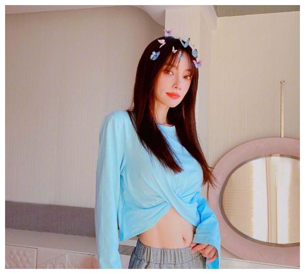 有一种"自拍"叫李小璐,39岁爱上露脐装,不愧是网红鼻祖!