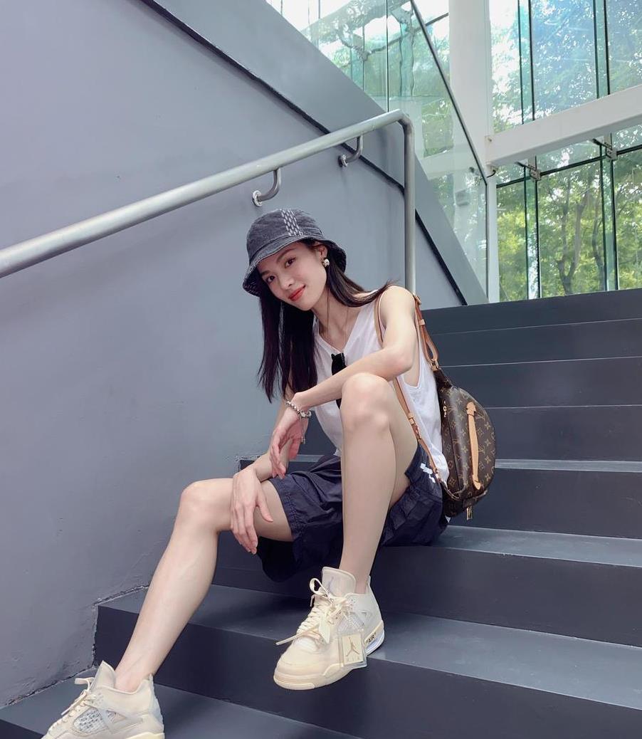 靓女出街!钟楚曦无袖上衣搭配短裤运动鞋青春活力_高清图集_新浪网