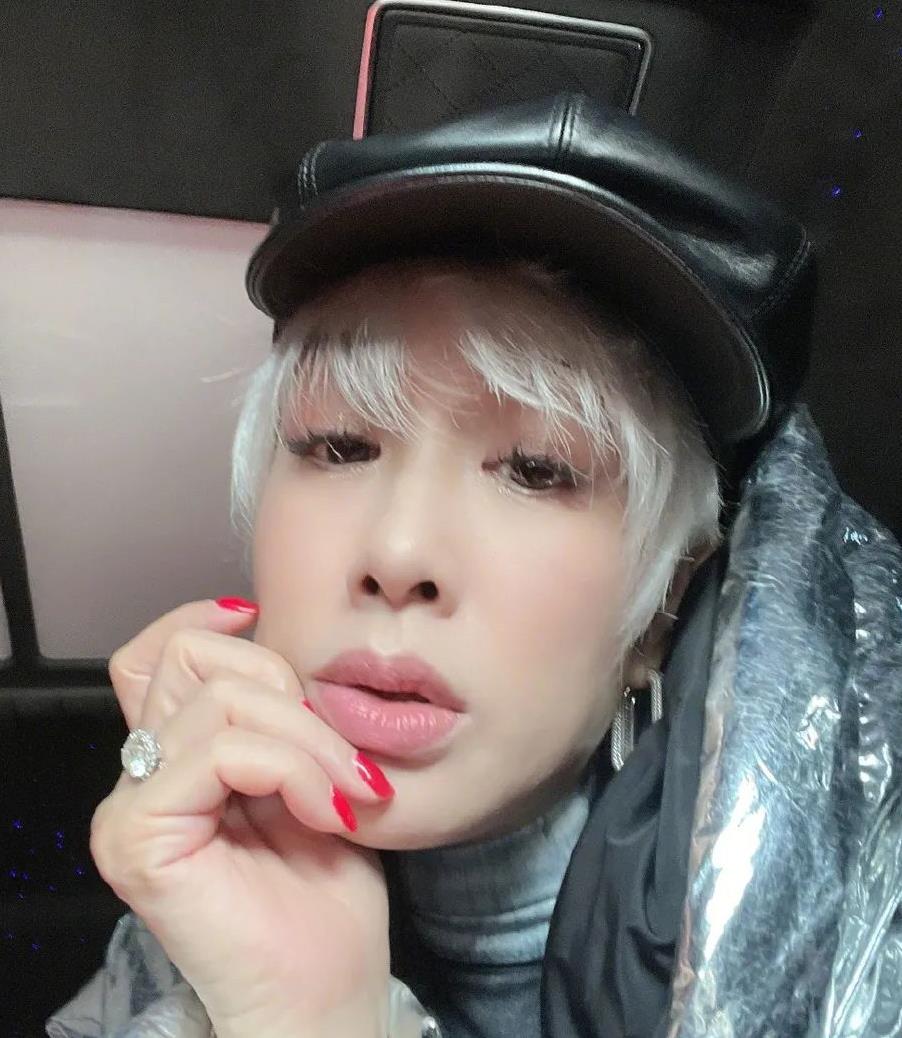 50岁钟丽缇尝试白色发型 保养得宜酷炫十足