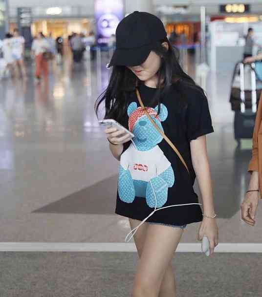 14岁李嫣大片高调秀美腿兔唇治好后面对镜头也越来越自信