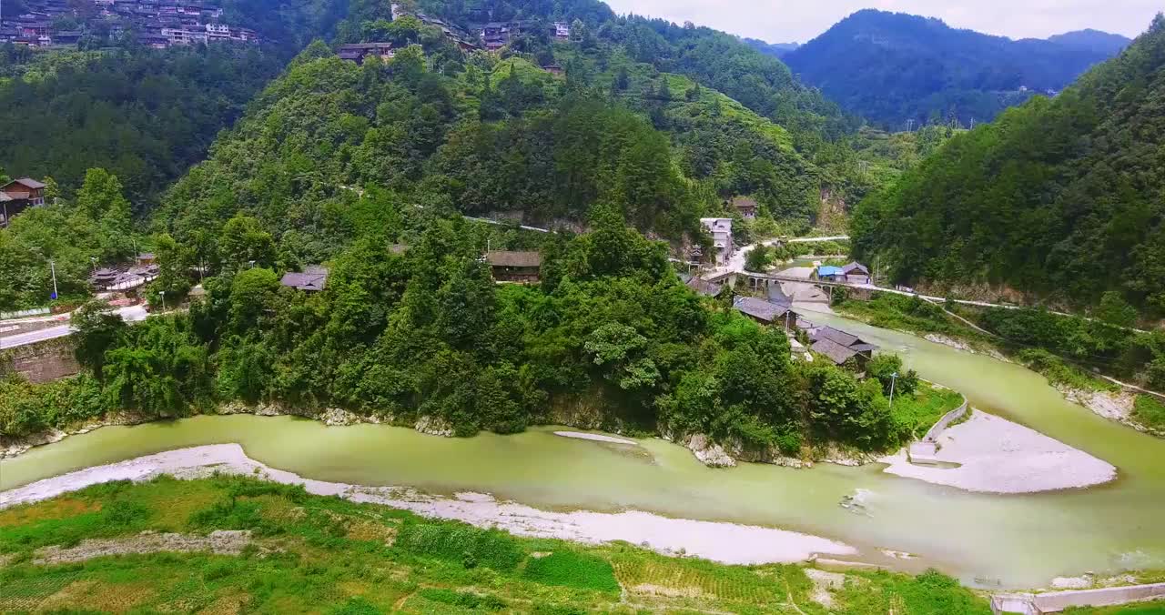 貴州山裡的小村莊,依山傍水,真是個很好的風水寶地