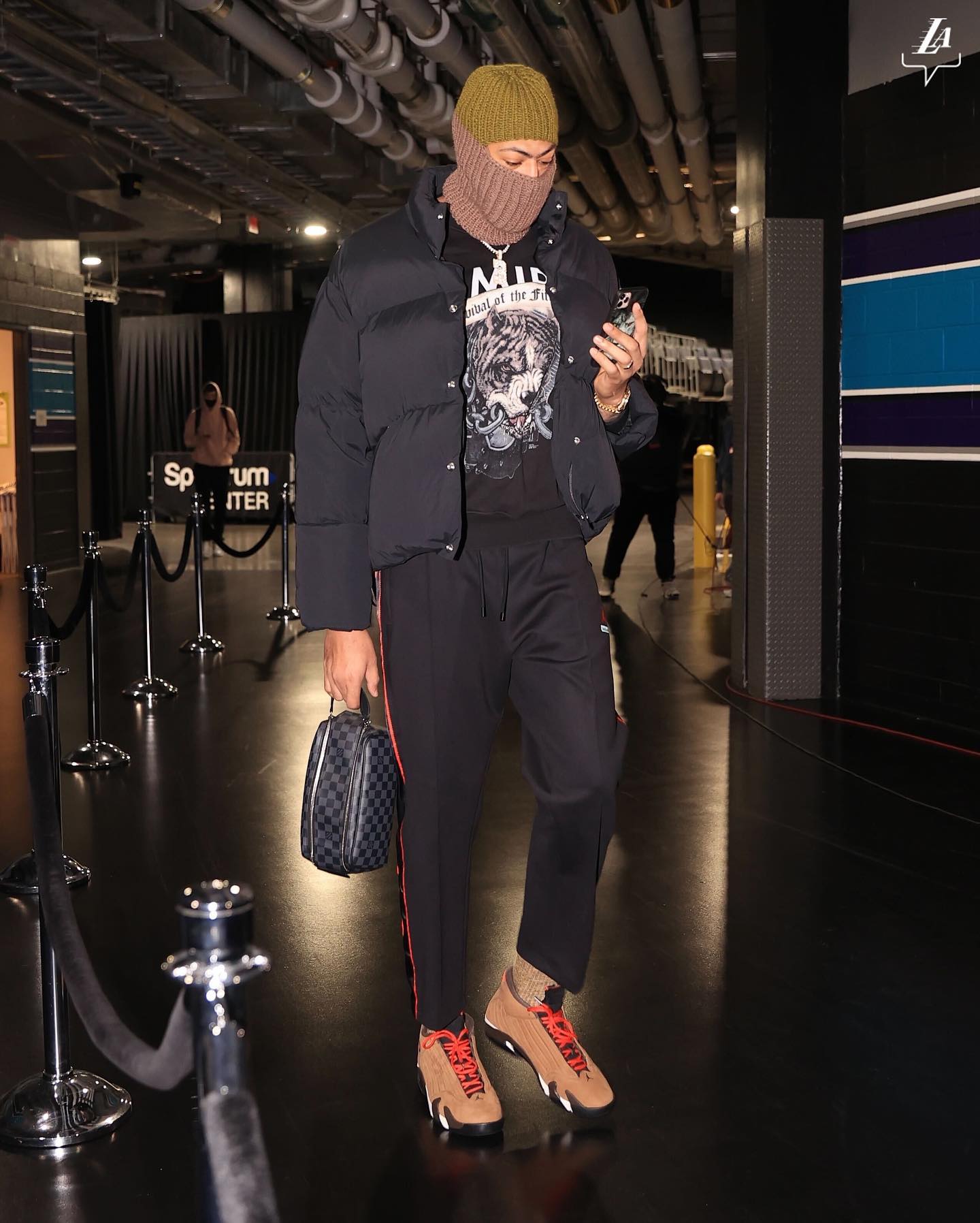 詹皇现身球馆斜眼看镜头,浓眉哥边走边玩手机,他俩对决黄蜂都休战