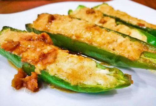 手把手教你做一道煎酿青椒,每次去饭店常点的菜,10元能做一大盘