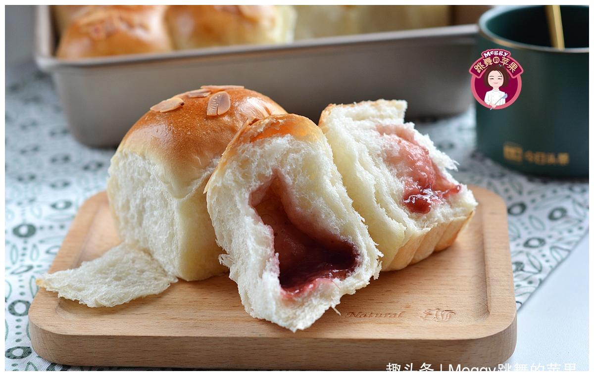 柔软的草莓酱面包,百吃不腻,350克面粉烤一大盘,4人早餐解决了