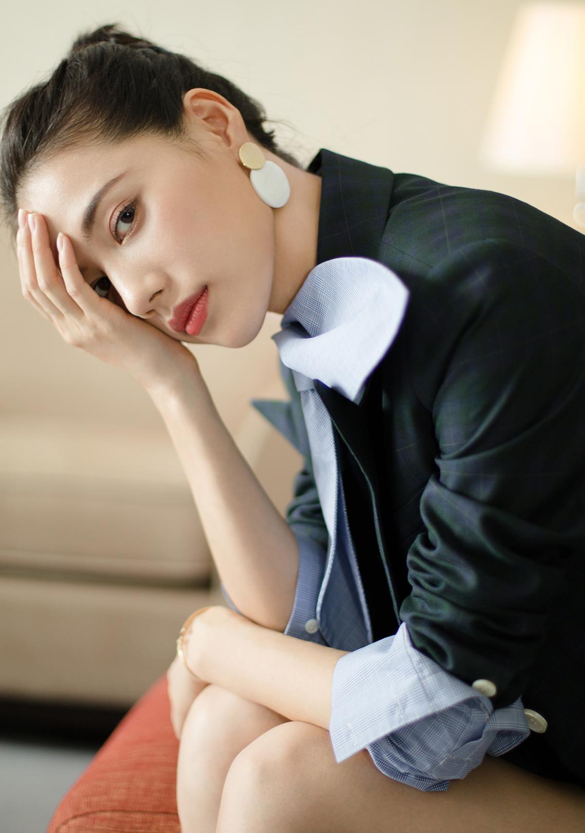 女神董琦第6123期气质潮流美图欣赏
