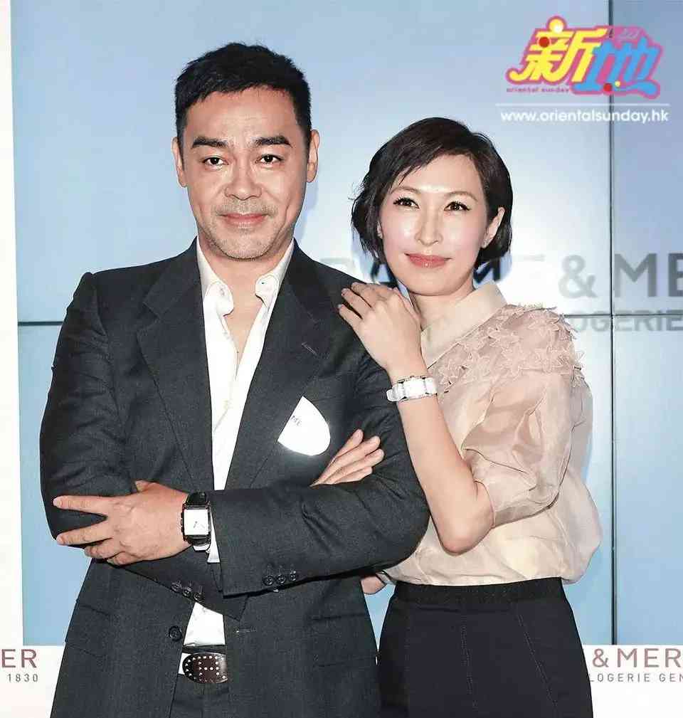 53岁郭蔼明真接地气穿休闲装独自现身街头看不出大婶的年纪