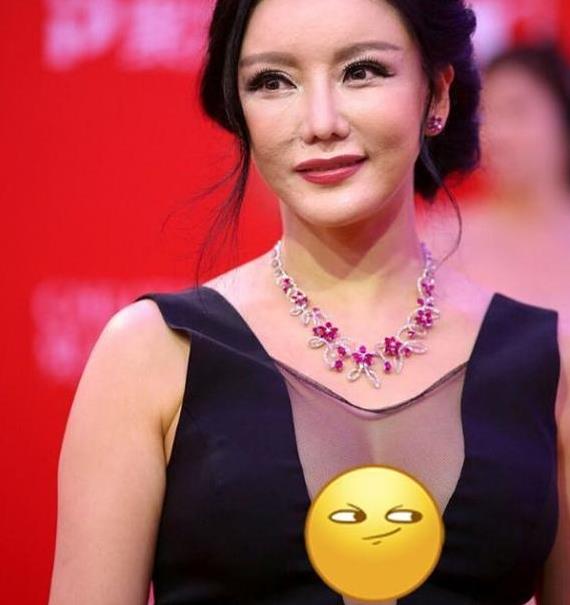 彭丹真是胆大又前卫!穿V领高开叉长裙性感曼妙,根本不像70后