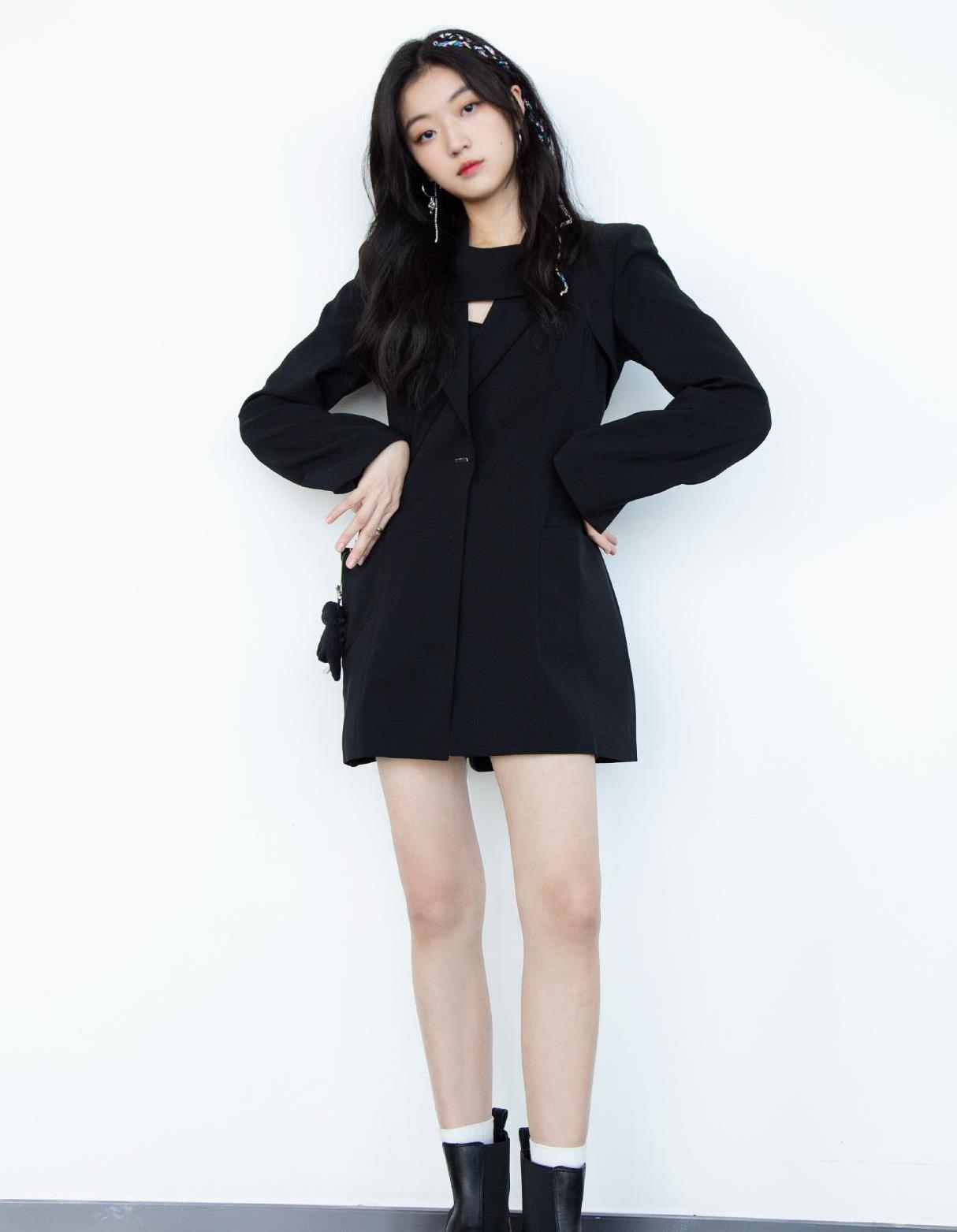 孙千清甜气质下也能酷炫!黑色西装帅气满分,傲人筷子腿惹人羡