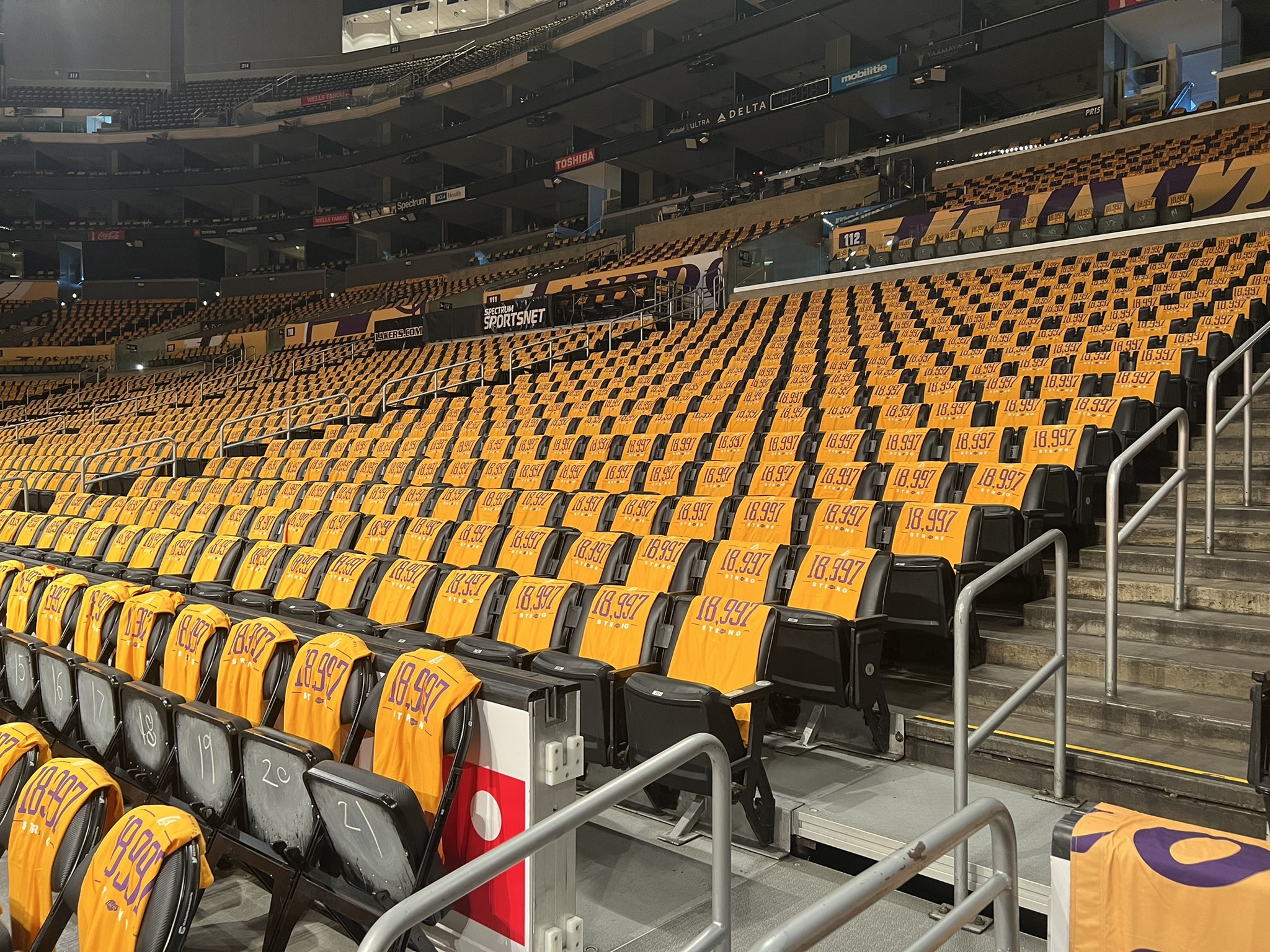 湖人主场内铺满橙色短袖,远观恰如"满城尽带黄金甲"|满城尽带黄金甲