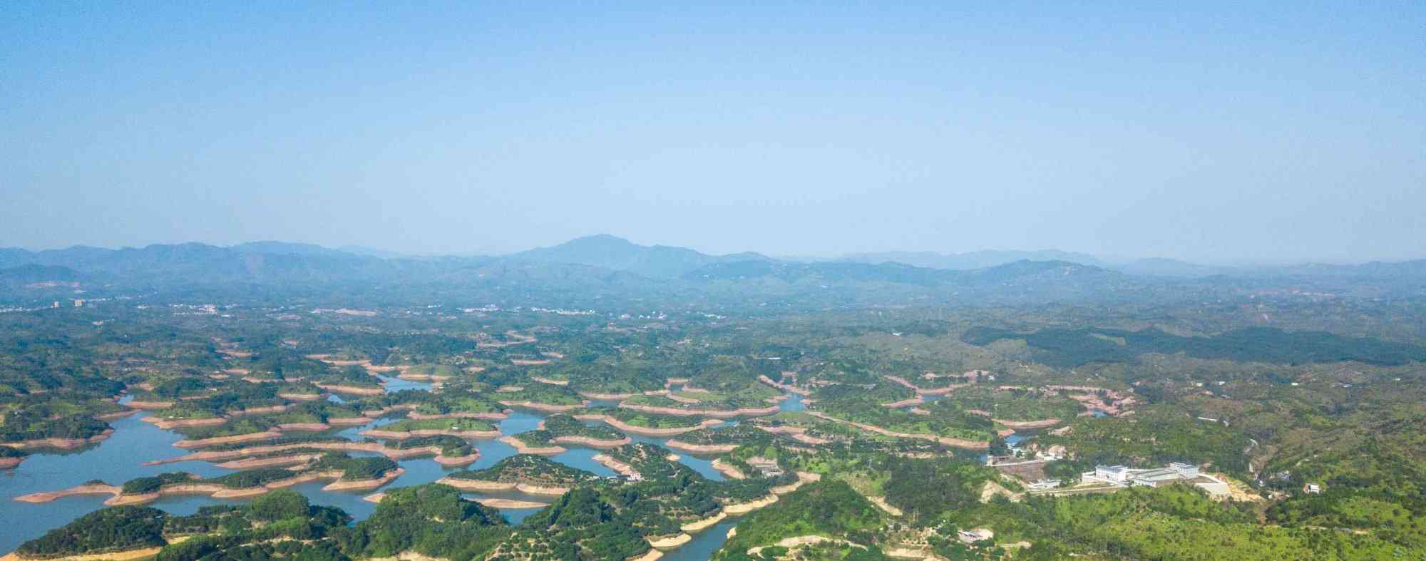 1/ 9五华县的益塘水库位于五华县的西北方,但实际上它在县城四方连接