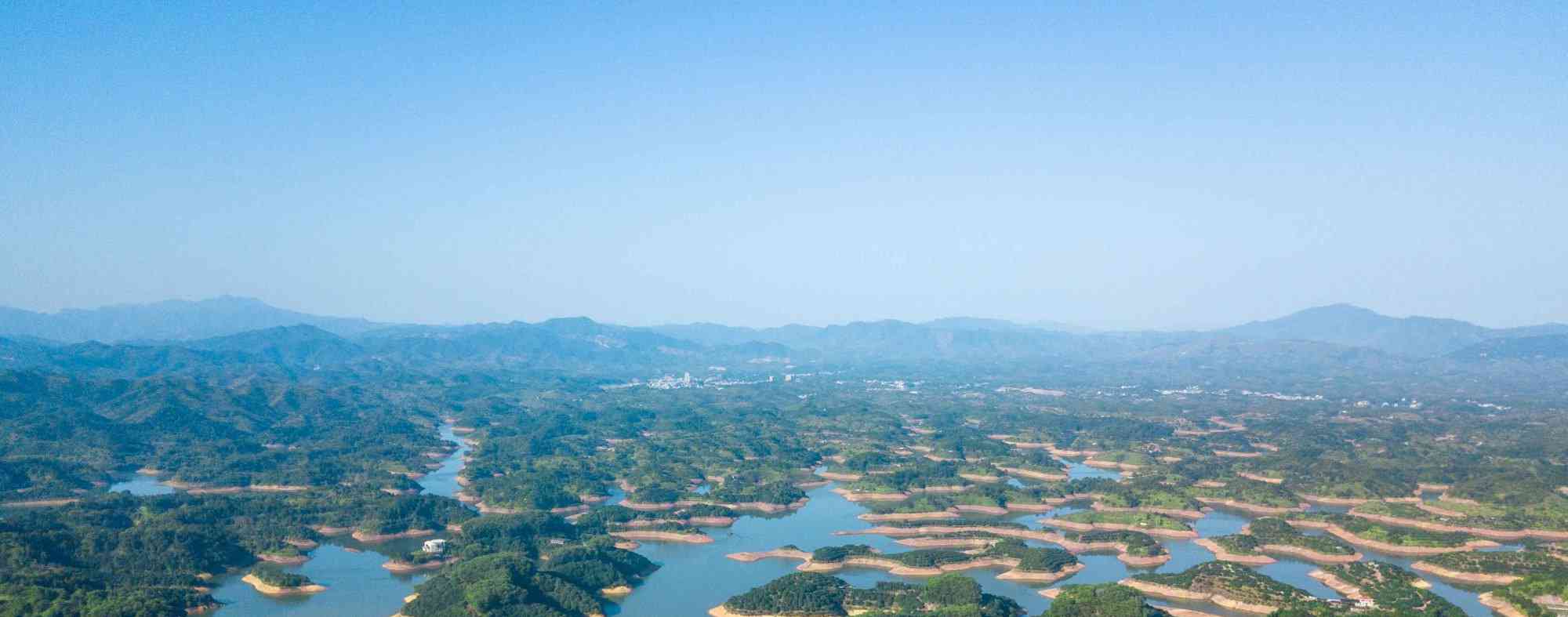 1/ 9五华县的益塘水库位于五华县的西北方,但实际上它在县城四方连接