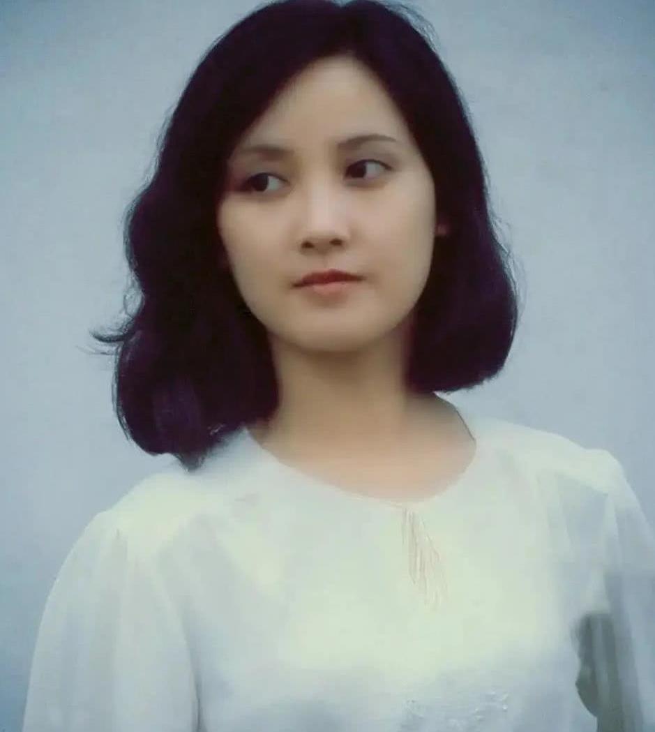 看了年轻时的邓婕,才知道何谓"一眼万年"
