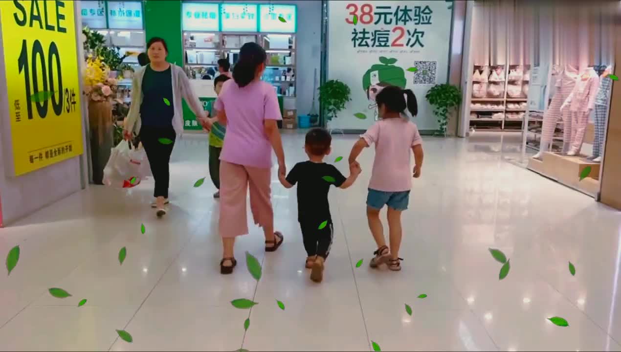 姐弟三人逛超市,妈妈给块钱,姐姐却这样做,妈妈心疼的快哭了!