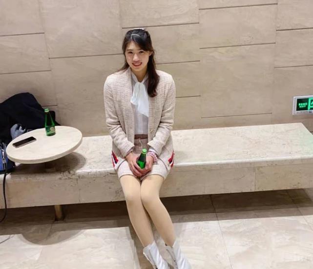 私服穿搭热爱甜妹风格,皮肤又白又嫩__财经头条