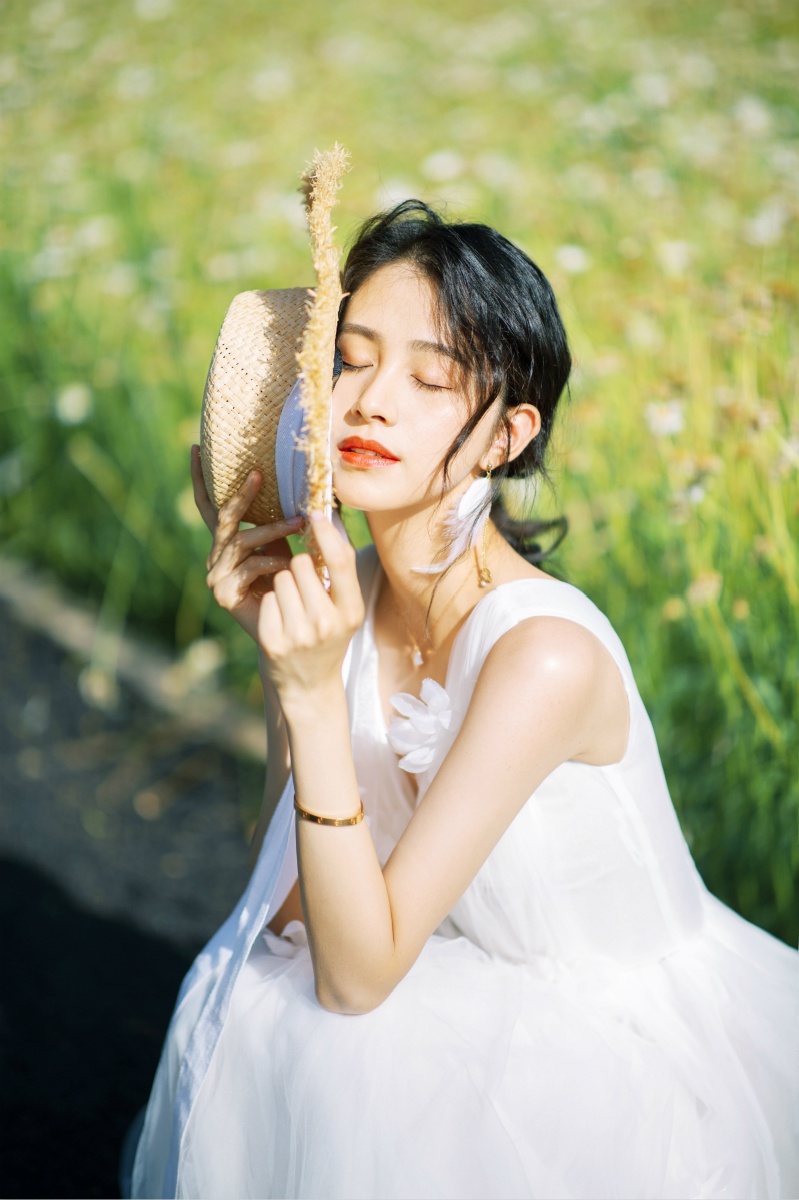 杨晞曝花海写真 高雅脱俗似花仙子