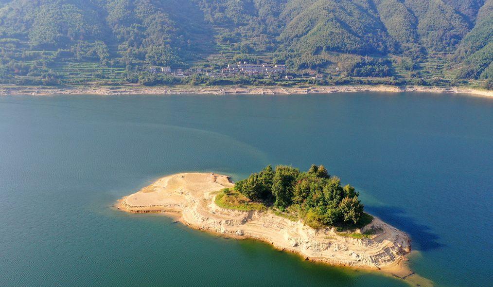 横山水库,高山古村,人去屋空,孤芳自赏