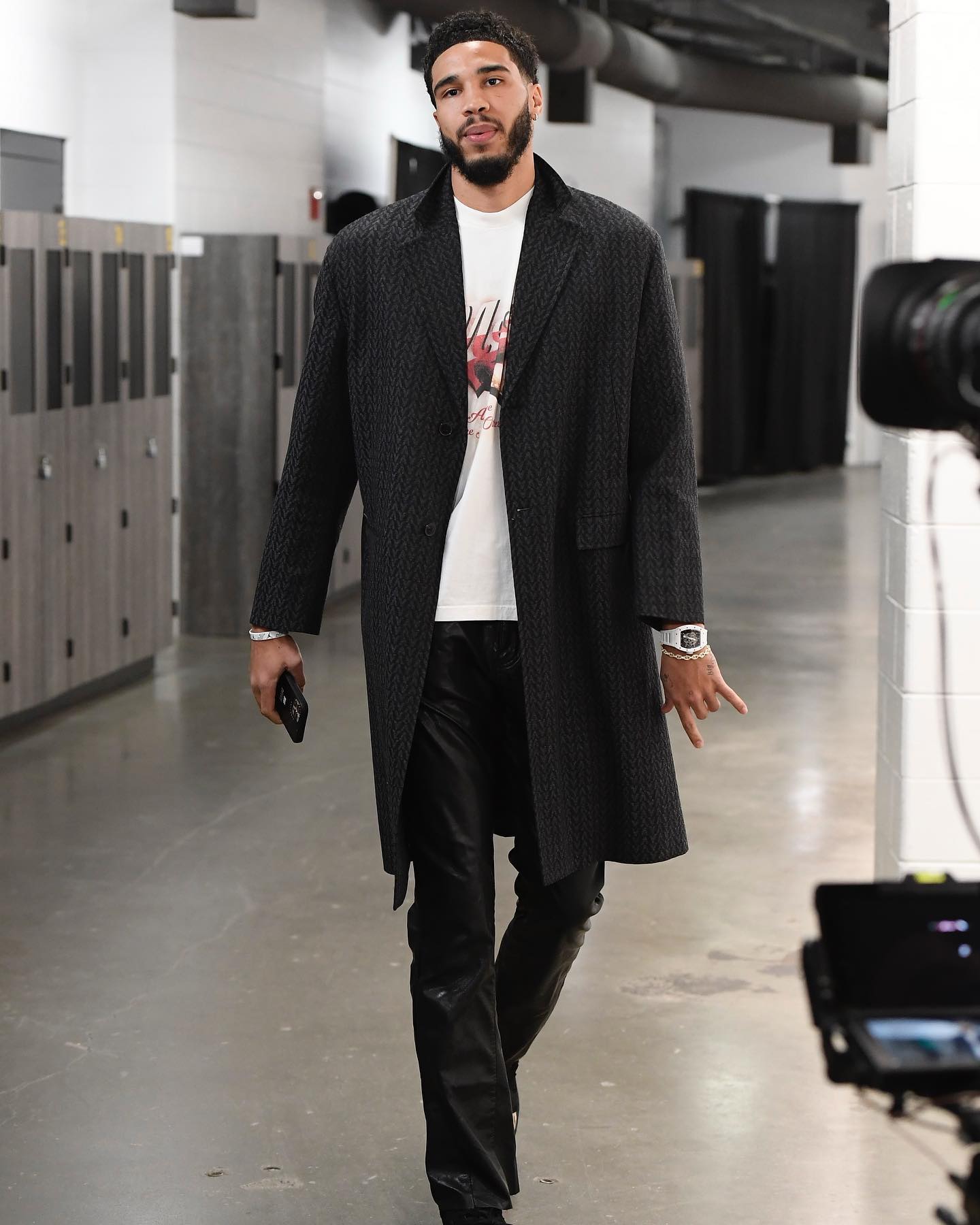 塔图姆晒24岁庆生派对现在照,他生日礼物是一块价值316万元手表