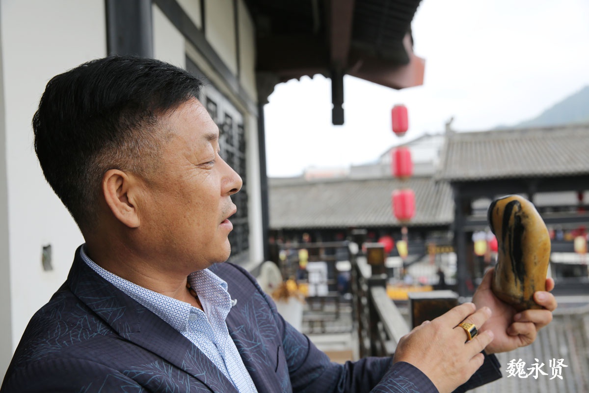 石头里的故事:65后大叔收藏3千方石头,花300万开办奇石馆|云雾山|余海