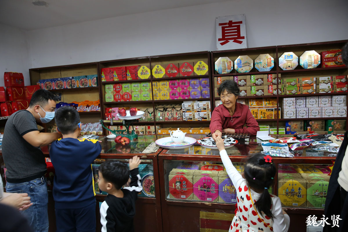 河南80后西安闹市开怀旧店复原供销社老店勾起童年回忆