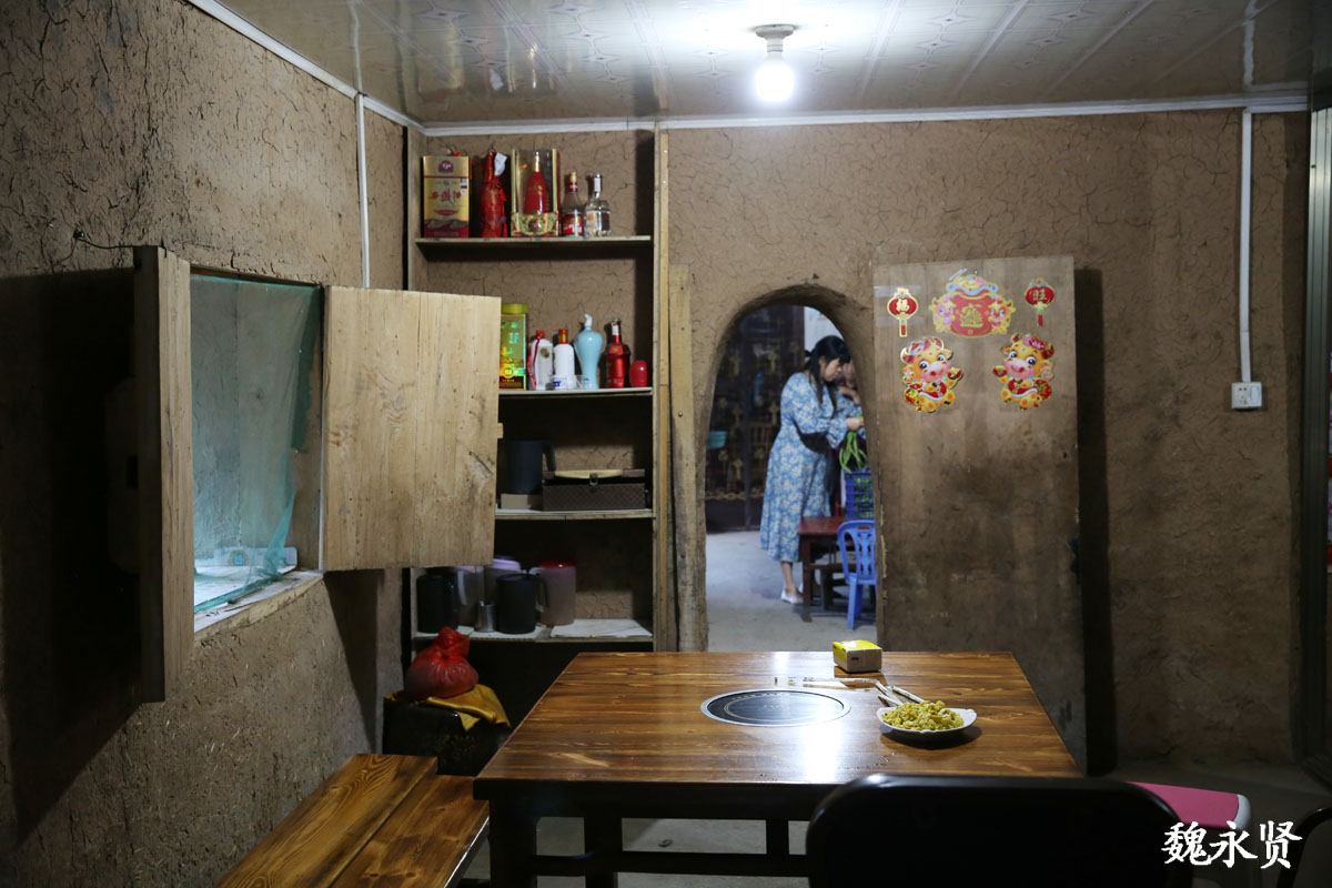 土坯房里的一个包间.