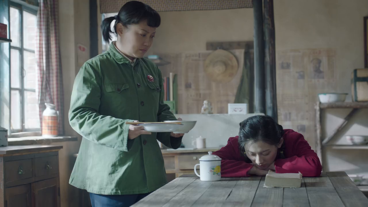 《远方的山楂树》蒋欣童心事重重却默不作声 那云花很是为她担心