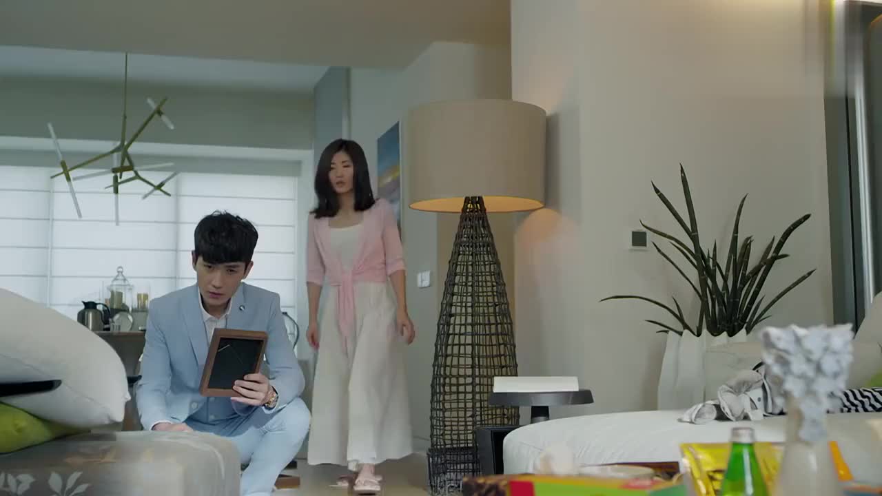 御姐归来:丽萨不让何开心动她的东西,恨照片里的男人