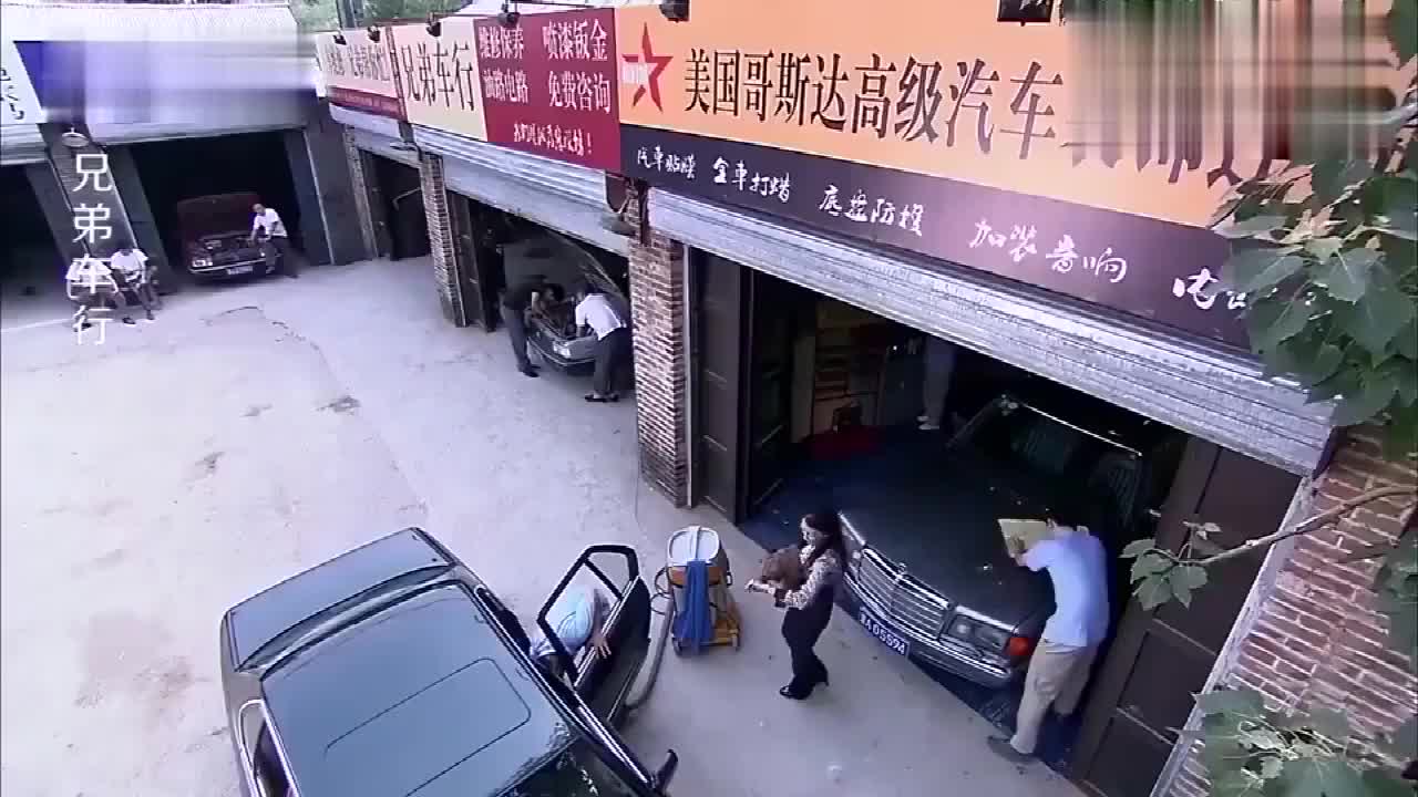 宝马女去修车 竟嫌师傅身上太脏 老板看见后直接让她滚蛋 宝马女去修车 竟嫌师傅身上太脏 老板看见后直接让她滚蛋