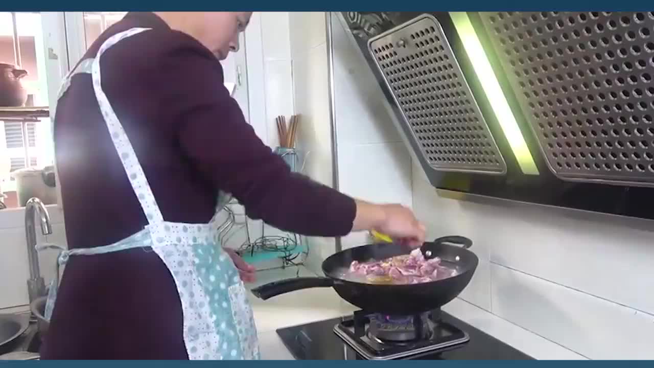 姐姐心疼小杨怀二胎受罪,带姐夫去超小厨家改善伙食,一桌吃的啥