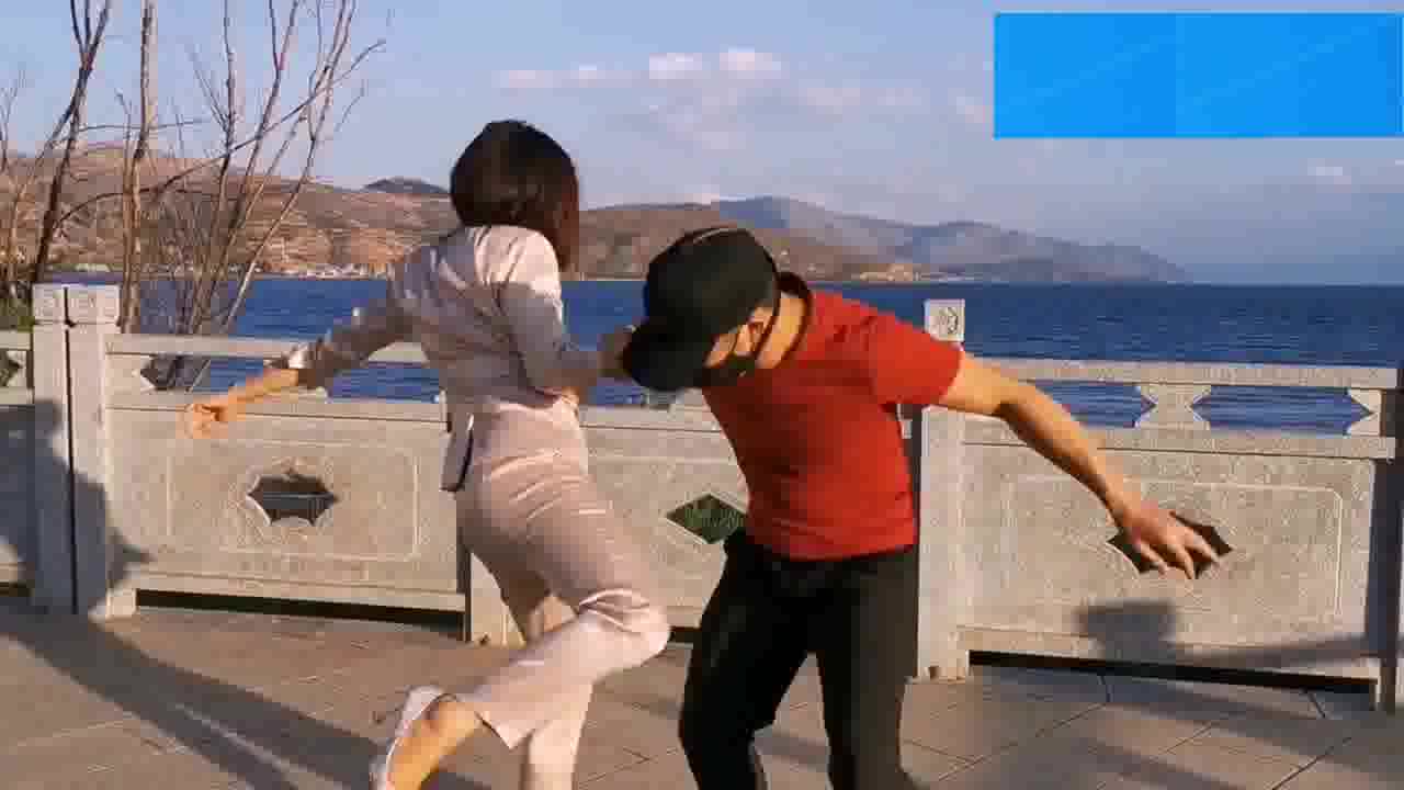 美女被人搂脖调戏,没想到她1个转身1个弹腿,踢到要害顺利脱