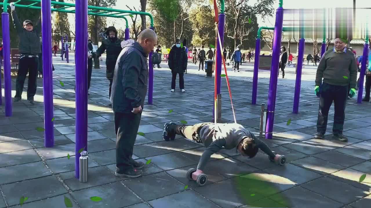 天坛岁大爷一身健硕肌肉,秒杀小鲜肉