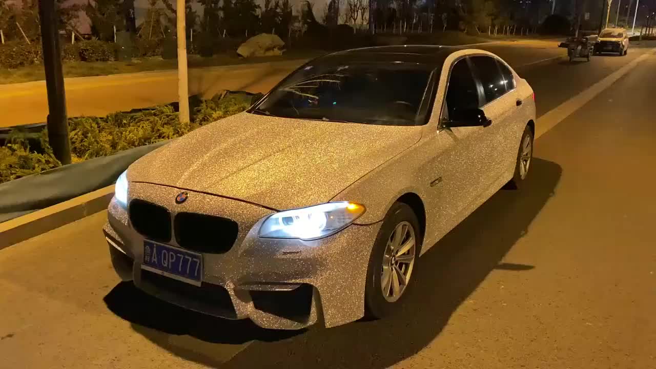 贴完钻石膜的宝马5系好看吗?