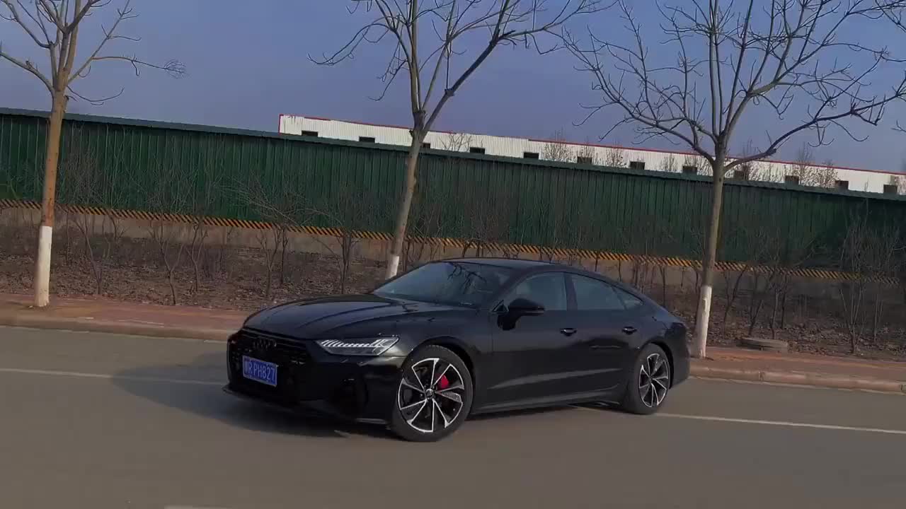 黑武士奥迪s7,四出排气管太帅了!