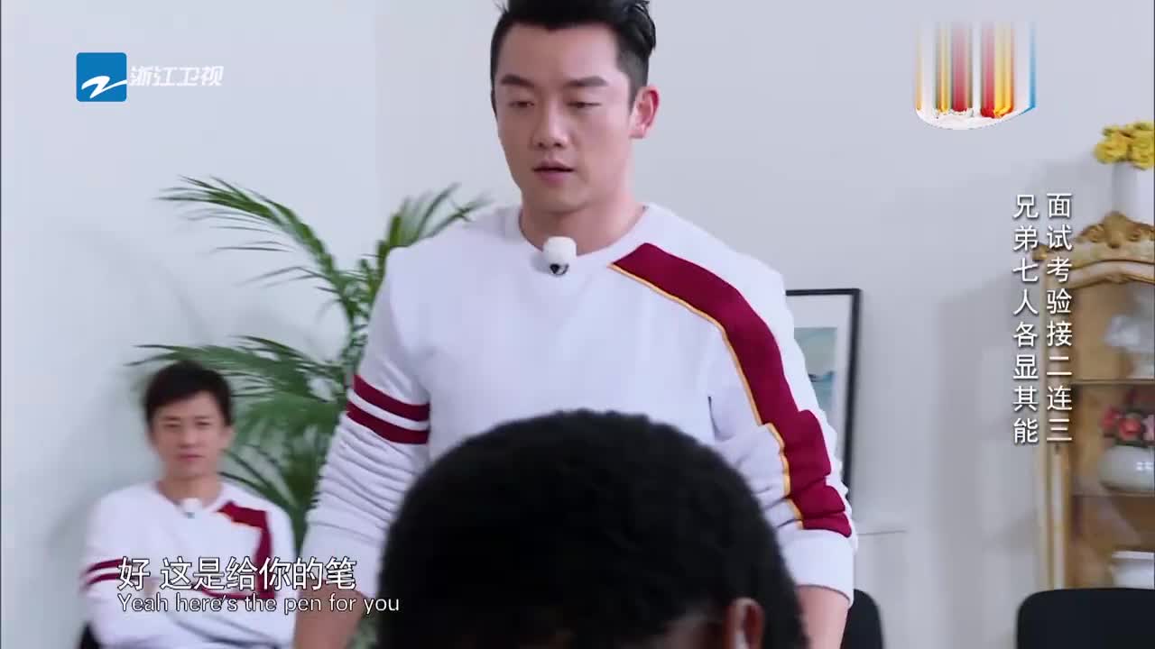 面试官拿电流笔给郑恺,郑恺被电的一激灵,黑人小哥爆发魔性笑声