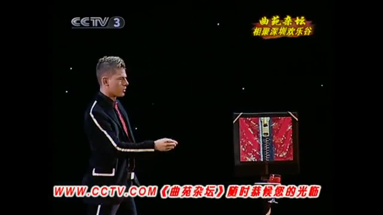 曲苑杂坛魔术师喝果汁,只需要有吸管,不用拿杯就可以喝到