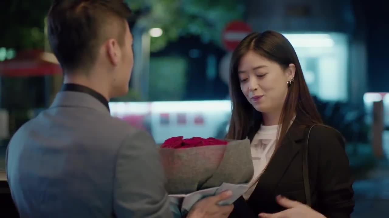 欢乐颂:高富帅同学送樊胜美鲜花,樊胜美强装镇定,心里却乐开花