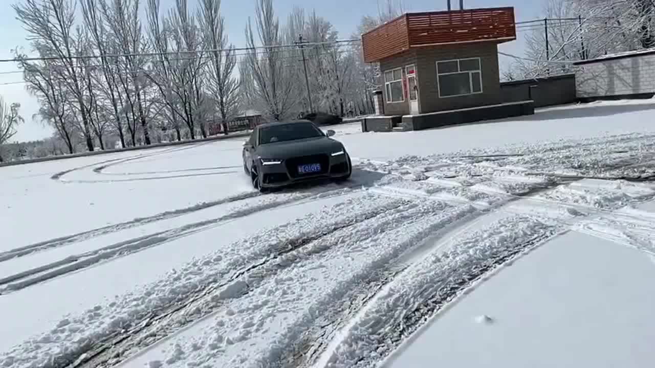 奥迪rs7雪地四驱模式,玩起漂移一点不输超跑!