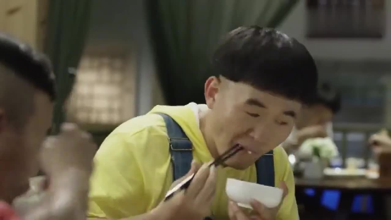福星盈门:俩傻子比赛吃饭,捧着碗就往嘴里塞,给我都看饿了哈!