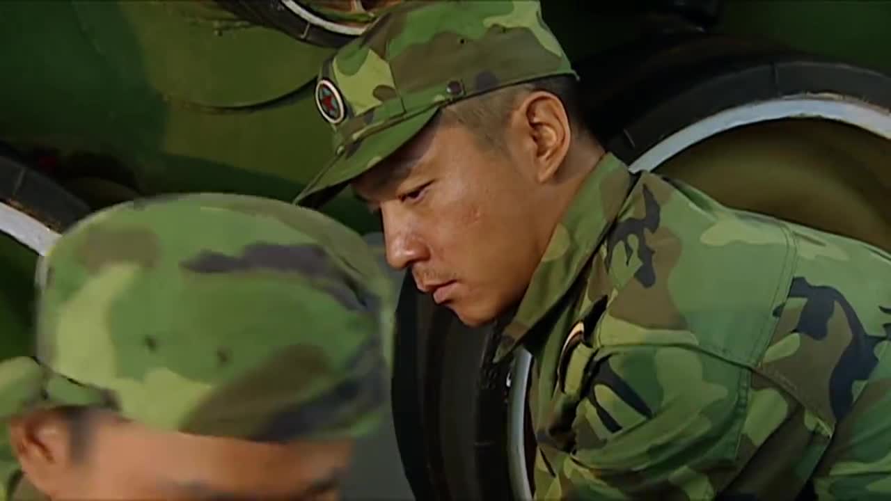 士兵突击:许三多和伍班副谈心,伍班副还是看许三多不爽,真心酸