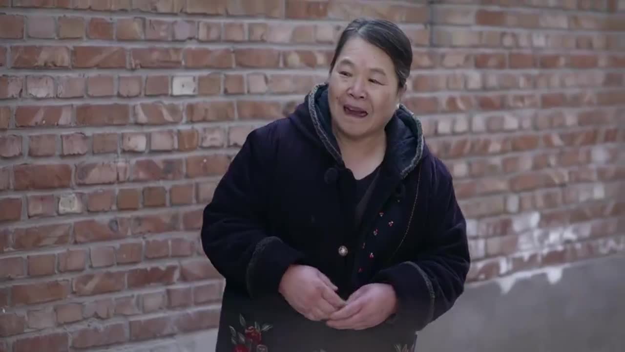 救护车刚进胡同口,医生就被邻居大妈拦下问话,一听问题太奇葩