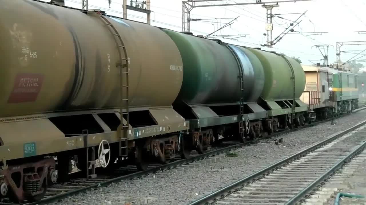印度铁路的油罐火车,这速度真是令人称奇