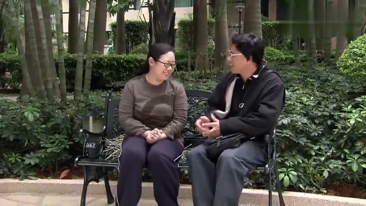 精豆儿:潘长江把睡着的人眼镜涂黑,这下人家走路悲剧,太逗了