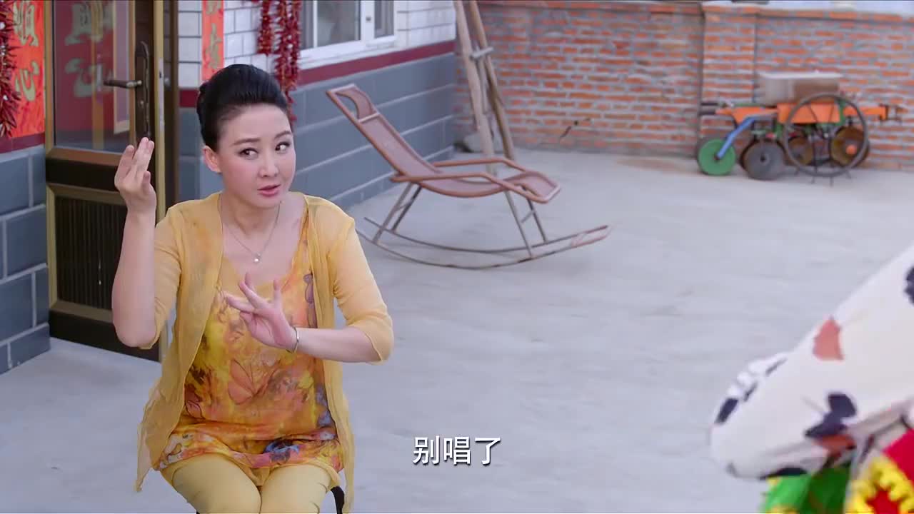 双喜盈门:霞婶跟老曹旧情复燃,当着方老倔面唱戏,方老倔暴怒