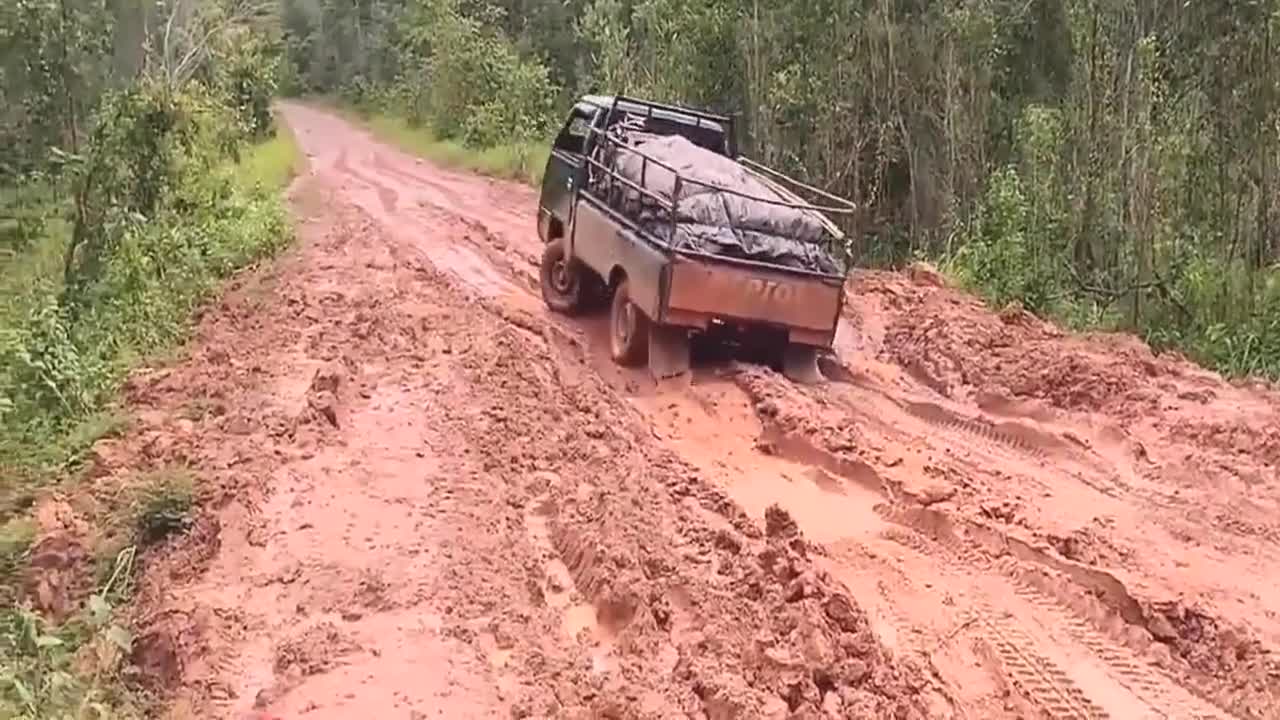 出门在外就怕这种烂泥路,没点技术就只能等着趴窝了,很无奈!