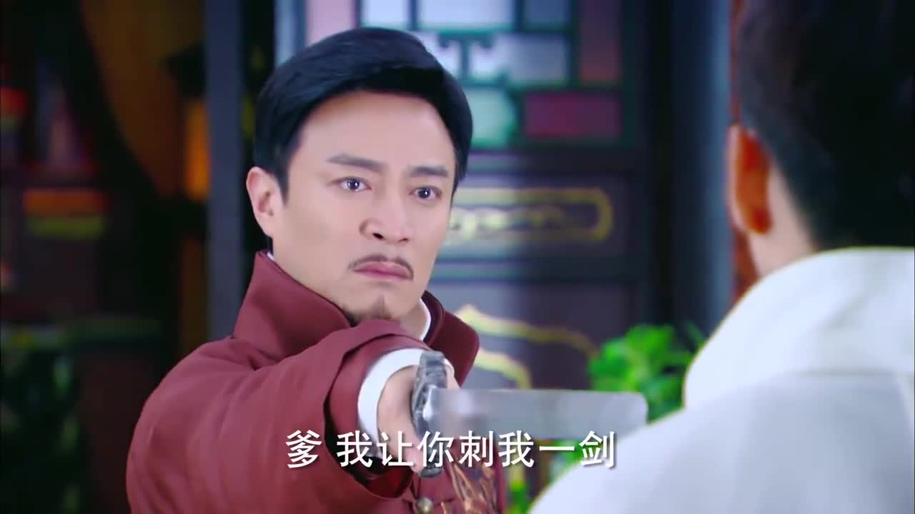 父亲用刀指着帅哥,大哥竟用手握着刀,好感人!