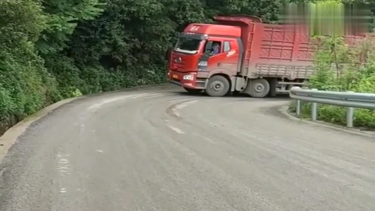 大货车上坡加急转弯一看是云南牌照我就放心了